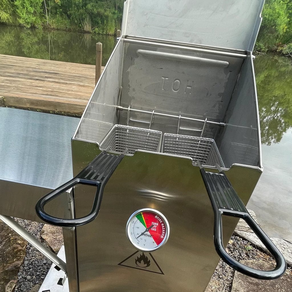 Bayou Classic 4-Gallon Bayou Stainless Steel Outdoor Propane Gas Fryer with Cart