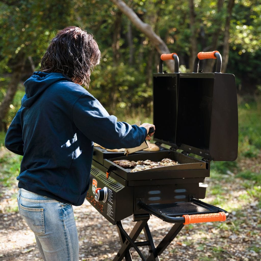 https://grillcollection.com/cdn/shop/files/Blackstone-17-On-The-Go-3-IN-1-Propane-Gas-Tailgater-Griddle-Grill-Box-and-Burner-10.jpg?v=1685874701&width=1946