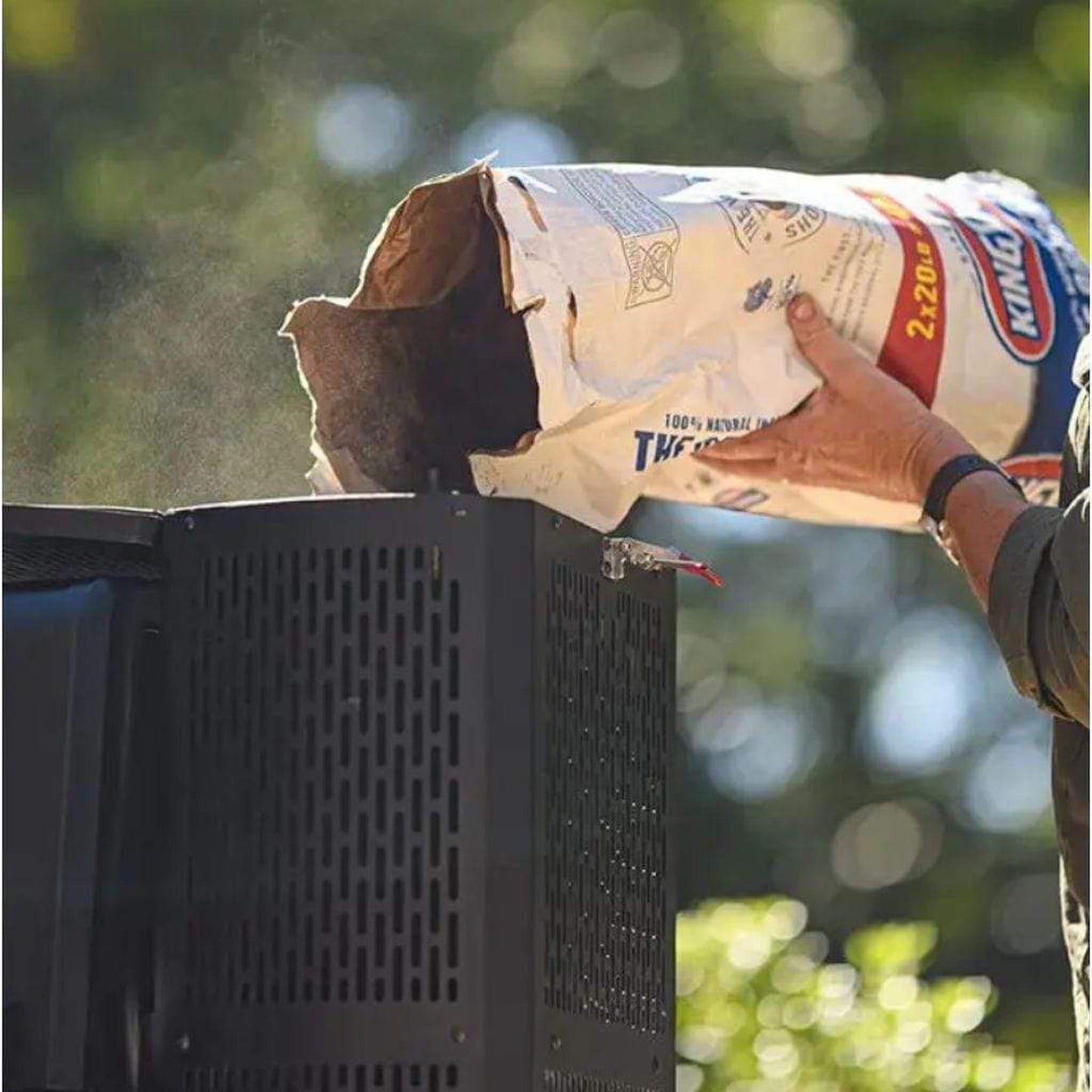 Masterbuilt Gravity Series™ 560 Digital Charcoal Grill + Smoker