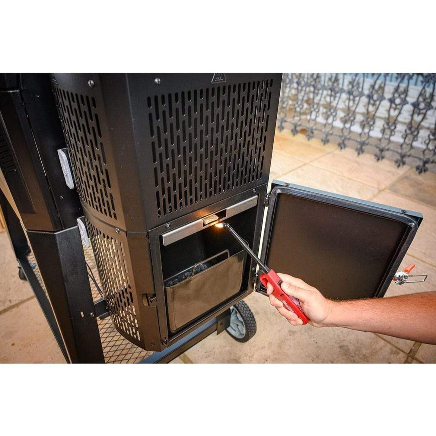 Masterbuilt Gravity Series™ 560 Digital Charcoal Grill + Smoker