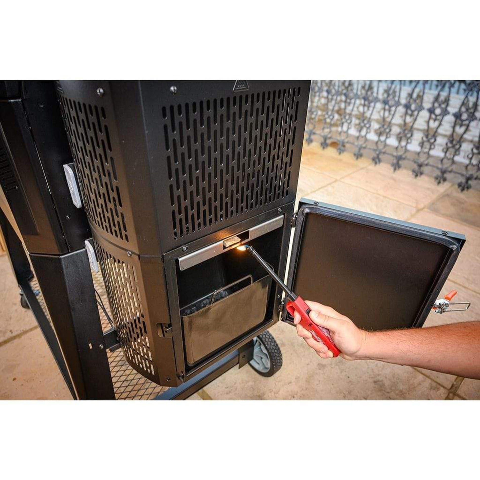 Masterbuilt Gravity Series™ 560 Digital Charcoal Grill + Smoker